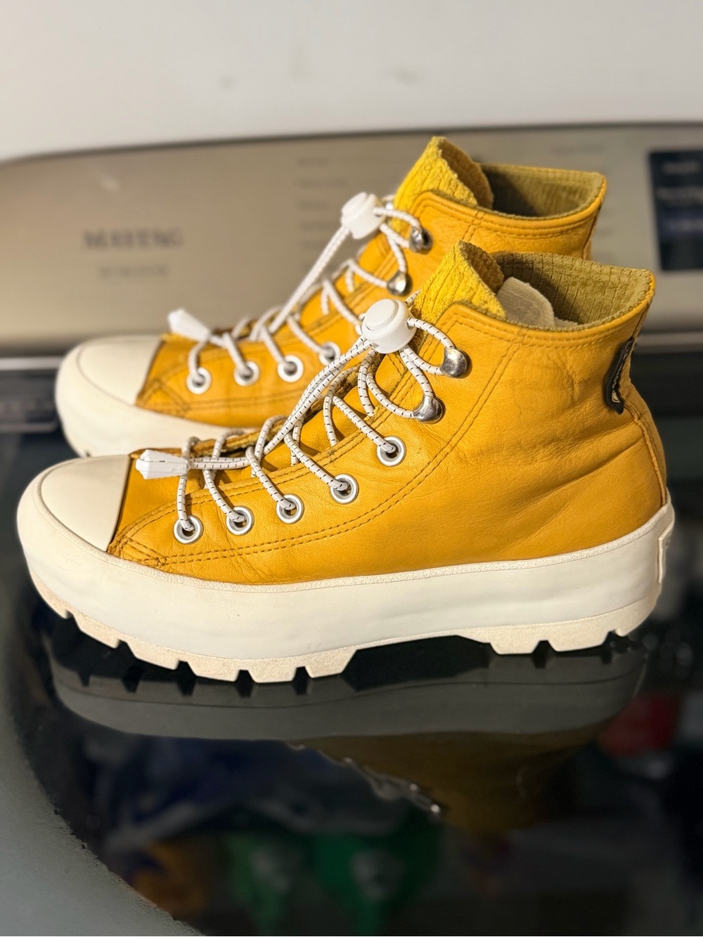 Converse Mountain Club GORE-TEX Lugged Leather Boots Women’s 7 gold dart